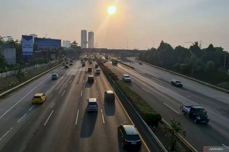 ilustrasi - Sejumlah kendaraan melintas di ruas tol Jakarta - Tangerang. ANTARA FOTO/Muhammad Iqbal/wpa.